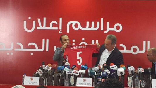 المدير التنفيذي لأمبرو يكشف قميص الأهلي للموسم الجديد