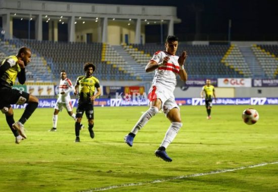 مرتضى منصور يداعب إبنة مهاجم الزمالك “صورة”