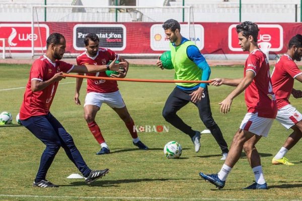 الأهلي يواصل تدريباته بكرات طبية