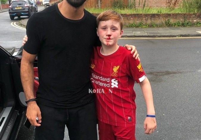 محمد صلاح ينقذ طفل يشجع ليفربول من اعتداء جماهير اليونايتد.. صورة