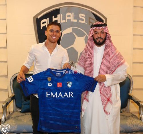 كويلار يتلقى التحية من جماهير الهلال بعد تألقه في الظهور الأول