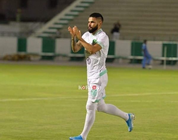 جماهير الأهلي السعودي تحيي ليما قبل لقاء ضمك الودي