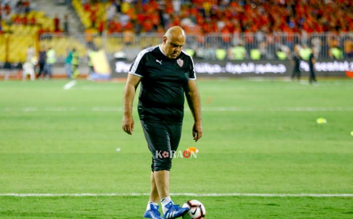 الزمالك يحتفل مع أيمن طاهر بـ “تورتة”