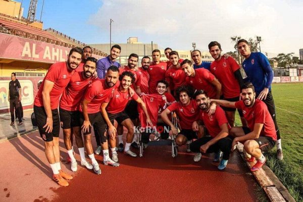 الجهاز الفني ولاعبي الاهلي يلتقطون الصور التذكارية مع حماصة