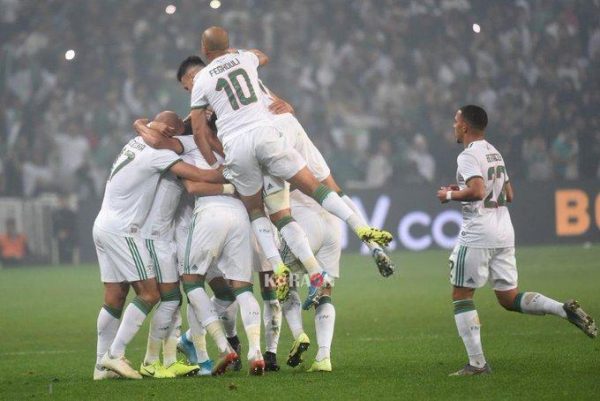 مدافع منتخب الجزائر يقترب من نادى أولمبيك ليون الفرنسي