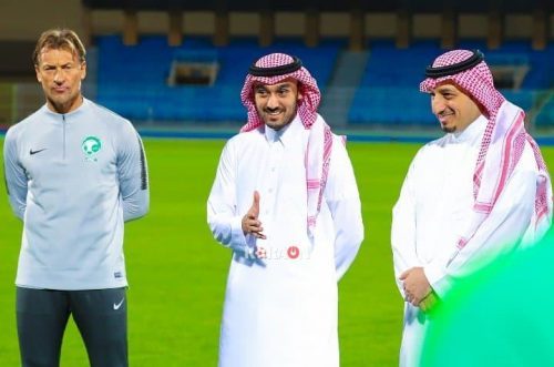 رئيس هيئة الرياضة يؤازر لاعبي المنتخب السعودي قبل مواجهة باراجواي