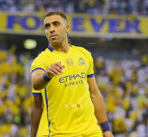 خالد الغنام يداعب حمدالله بعد عودته لتدريبات النصر السعودي