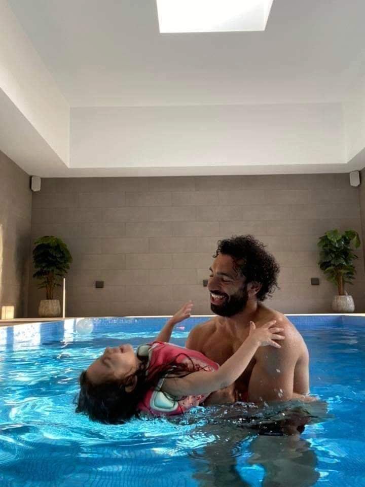 محمد صلاح مع مكة في حمام السباحة