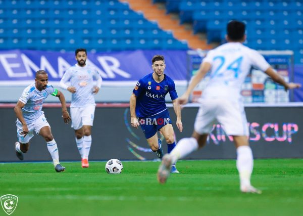 رسميا.. طاقم تحكيم من بارجواي لإدارة مباراة الهلال والفتح في الدوري