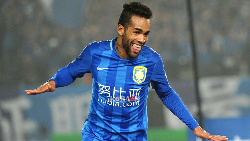 تيكسيرا يعود للمشهد.. صراع بين الهلال والنصر للحصول على خدماته