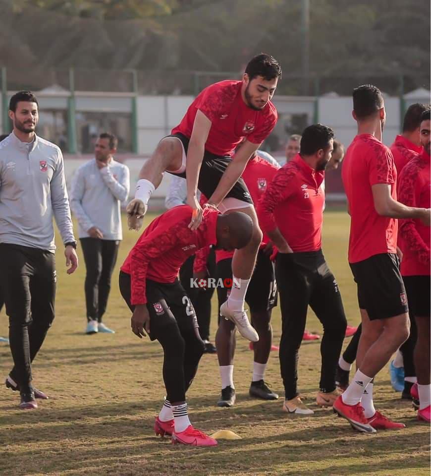 عبدالحفيظ يجتمع بمدرب الأهلي في مران اليوم