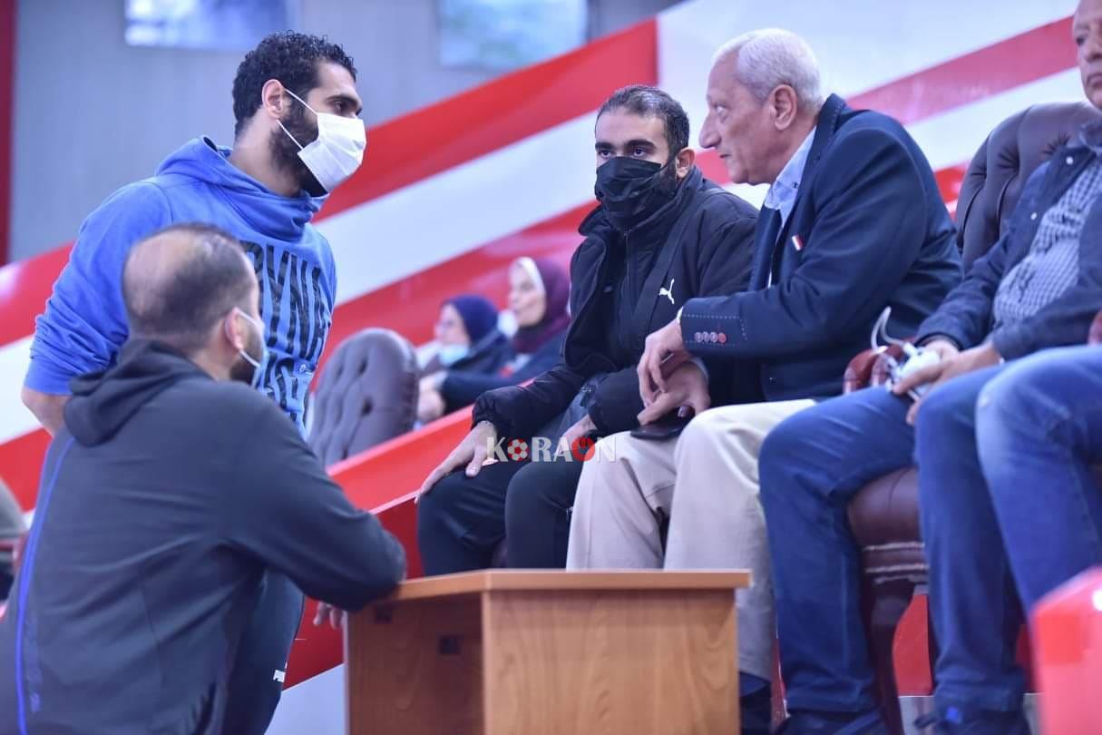 رئيس الزمالك يحفز اللاعبين بجلسة خاصة في تونس