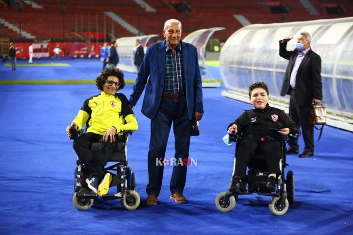 عماد عبدالعزيز مع مشجعي الزمالك