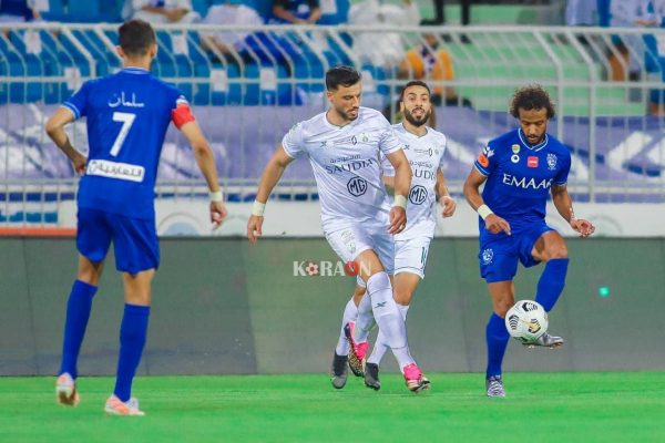 الهلال يضرب أهلي جدة بثلاثية في الشوط الأول من كلاسيكو الدوري السعودي