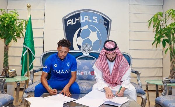 رسميا..الهلال يوقع عقدا احترافيا مع تركي المطيري