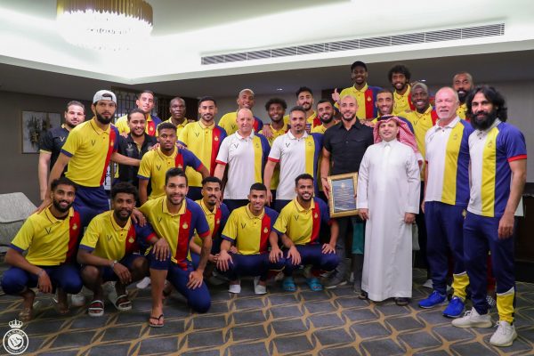 رئيس النصر واللاعبين يودعون نورالدين أمرابط