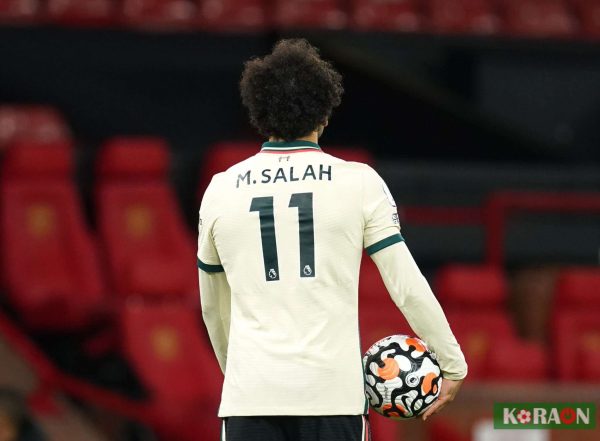 صلاح يحتفظ بكرة الهاتريك ويداعب تسيميكاس