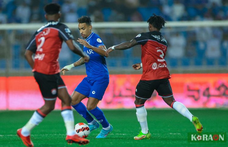 دكة بدلاء فريق الهلال امام أهلى جدة بالدورى السعودى