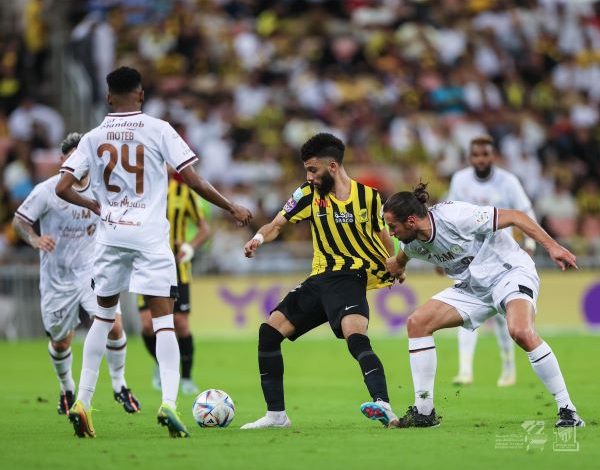 ما هي القنوات الناقلة لمباراة الشباب والاتحاد في دوري روشن السعودي؟