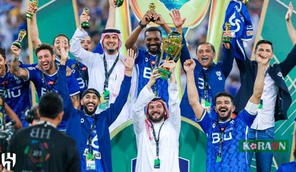 فهد بن نافل رفقة لاعبي الهلال السعودي