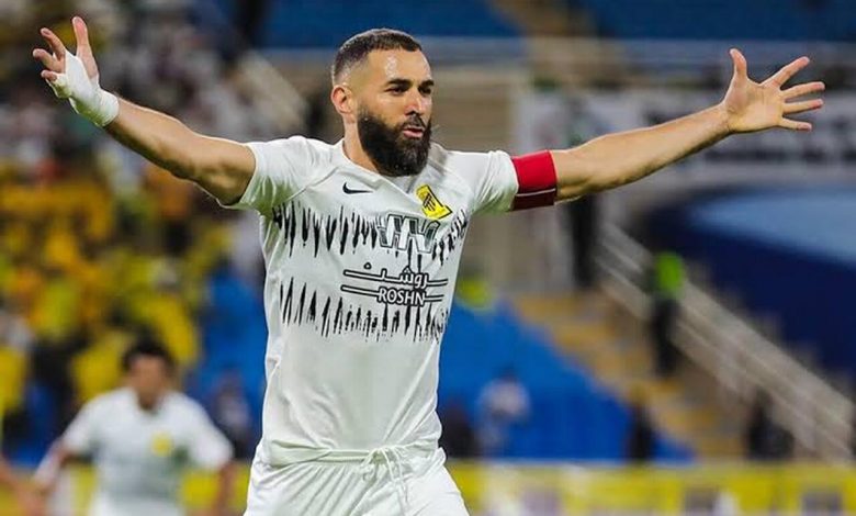 في ظل أزمته مع الاتحاد .. هل تم عرض بنزيما على الهلال؟