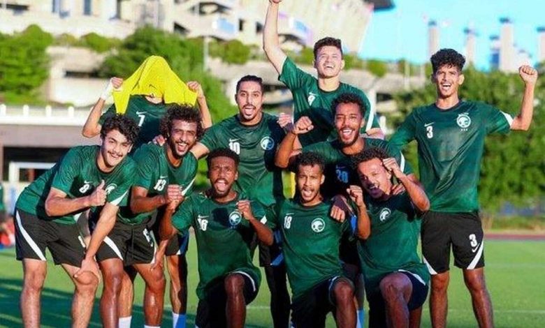 لاعب المنتخب السعودي يعتدي على الحكم