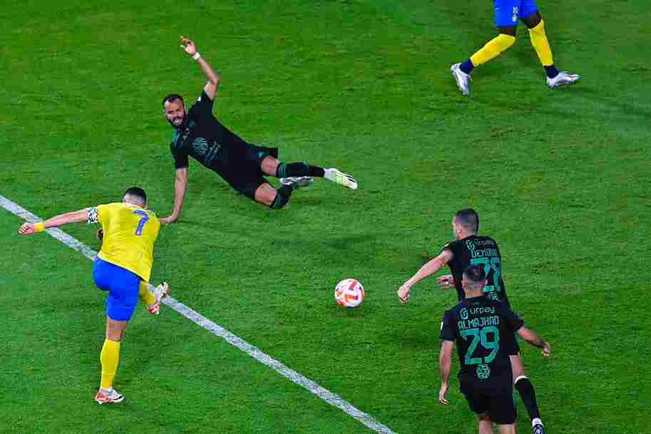 كلاسيكو مثير بين النصر والأهلي في دوري روشن تحت قيادة كاراسيف