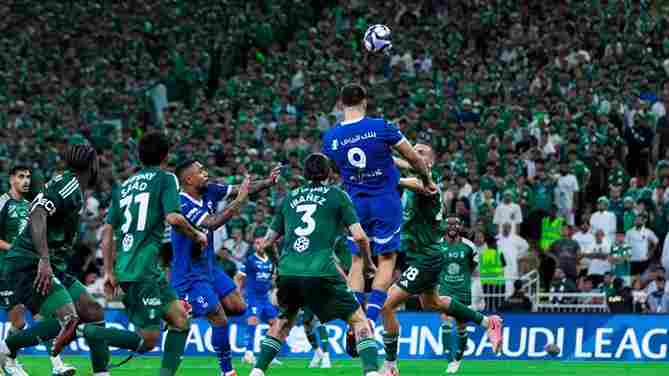 الكلاسيكو المثير: الجدل التحكيمي يسيطر على مواجهة الأهلي والهلال