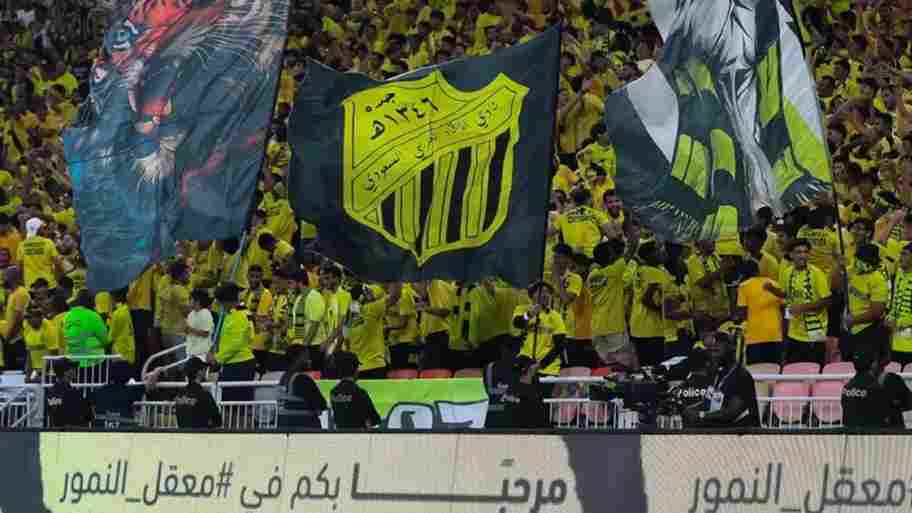 تيفو جماهيري مميز يشعل مواجهة الاتحاد والقادسية