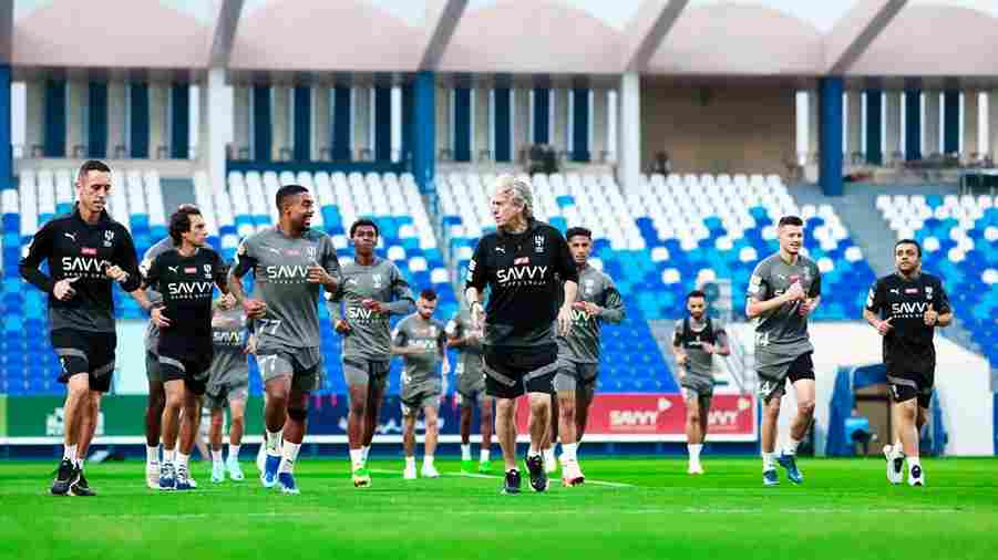 مستقبل مانشيني والهلال يبحث عن بديل